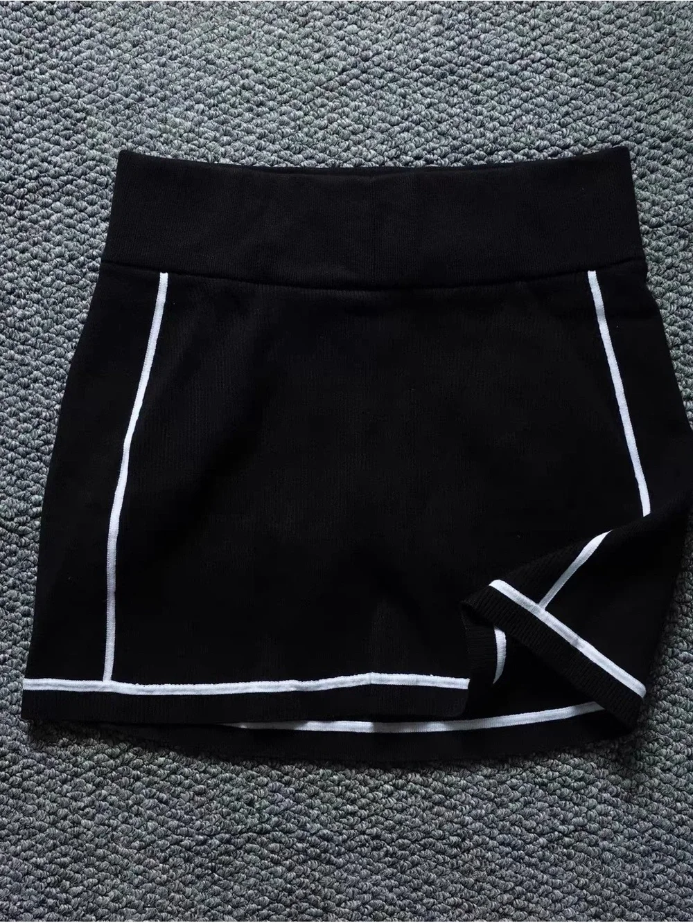 Alo yoga Ribbed Sweater Knit Highline Mini Skirt - Black/White size M